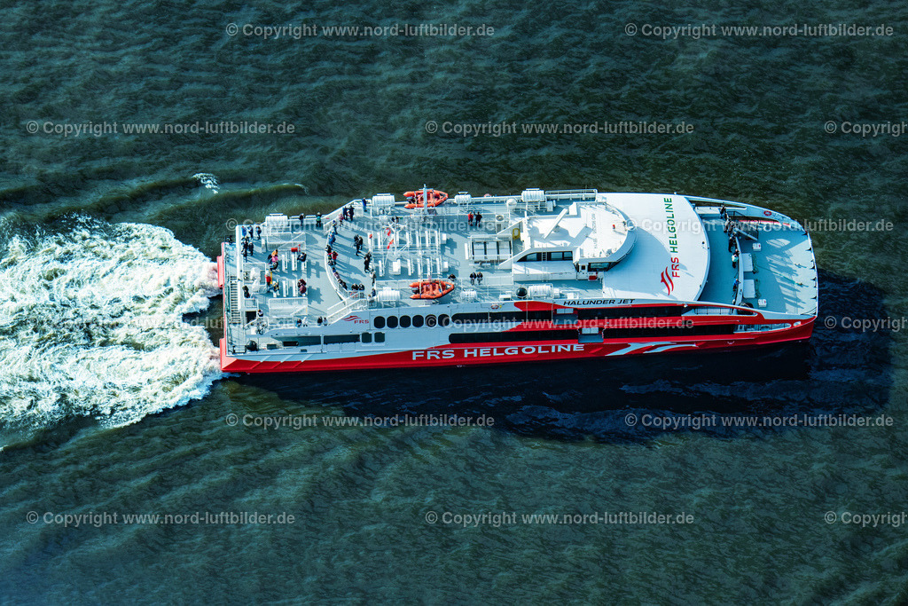 Hamburg_Halunder_Jet_ELS_5083260422 | HAMBURG 26.04.2022 Fahrt eines Fähr- Schiffes " Katamaran Halunder Jet der FRS Reederei" in Hamburg vor den Landungsbrücken im Bundesland Niedersachsen, Deutschland. // Travel of a ferry ship "Katamaran Halunder Jet der FRS Reederei" in Hamburg in front of the Landungsbruecken in the state Lower Saxony, Germany. Foto: Martin Elsen