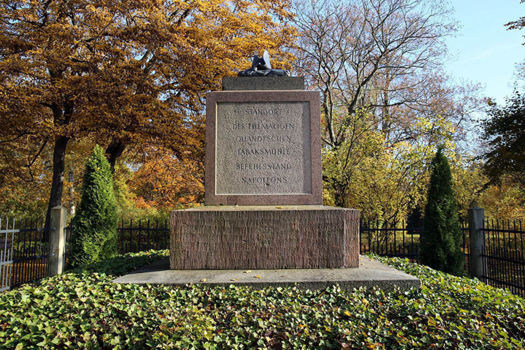 Foto: Leipzig - Napoleonstein | Das Team hinter BILDLEXIKON LEIPZIG bündelt historische wie aktuelle Informationen über die Stadt Leipzig in Text und Bild auf einer Plattform und stellt diese der interessierten Öffentlichkeit zur Verfügung.