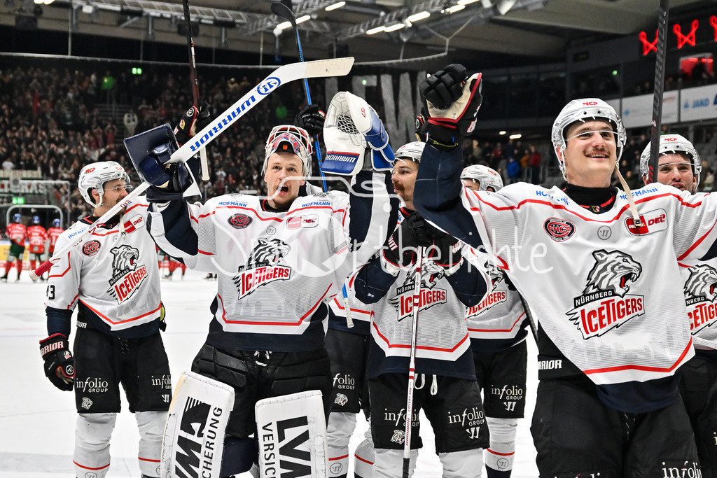 Augsburger Panther - Nürnberg Ice Tigers | AUGSBURG, GERMANY - 28. NOVEMBER: Schlussjubel der Gäste nach dem Auswärtssieg in Augsburg beim Ligaspiel zwischen den Augsburger Panthern und den Nürnberg Ice Tigers am 23. Spieltag der Penny DEL im Curt Frenzel Stadion / Feiern mit den mitgereisten Fans