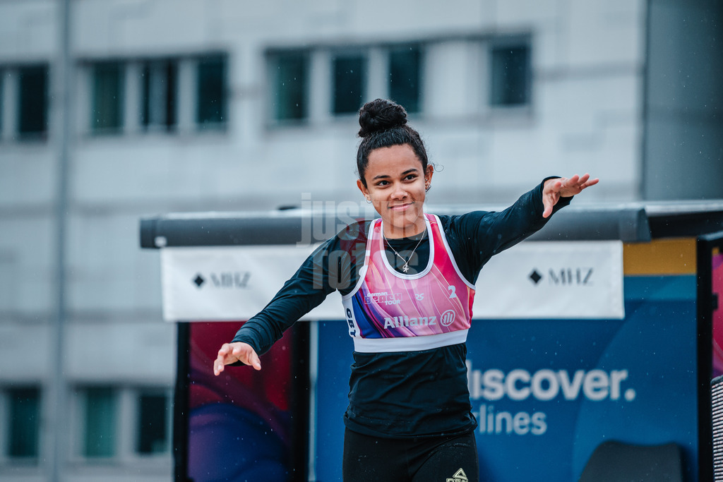 Beachvolleyball | Frauen | German Beach Tour 2024 | Tourstop Bremen | 08.06.2024 | Thainara Mylena Feitosa de Oliveira (BRA) läuft in die Arena ein
