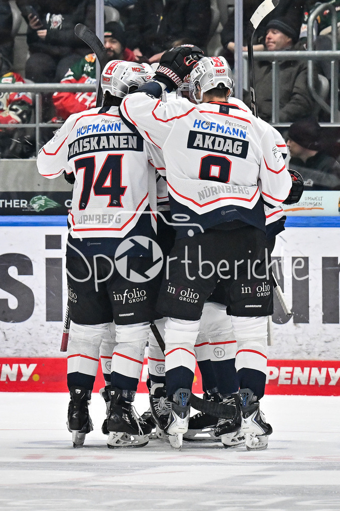 Augsburger Panther - Nürnberg Ice Tigers | AUGSBURG, GERMANY - 23. DECEMBER: Jubel der Ice Tigers nach dem Treffer zum 0-1 durch Samuel Dove-McFALLS (Nürnberg Ice Tigers 75) während dem Match zwischen den Augsburger Panthern und den Nürnberg Ice Tigers am 31. Spieltag der Penny DEL im Curt Frenzel Stadion