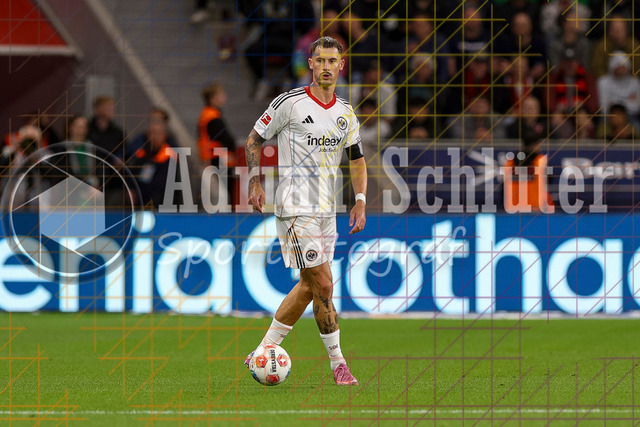 Bayer 04 Leverkusen vs Eintracht Frankfurt - Bundesliga  | Leverkusen, Deutschland, 12.09.25:   Robin Koch (Eintracht Frankfurt) in Aktion am Ball, Einzelaktion waehrend des Spiels der Bundesliga zwischen  Bayer 04 Leverkusen vs Eintracht Frankfurt in der BayArena(Foto von Brauer-Fotoagentur / Adrian Schlueter)