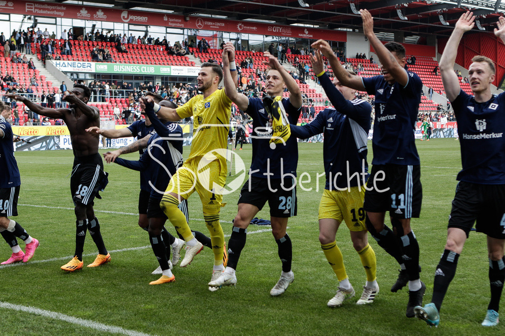 SSV Jahn Regensburg - Hamburger SV | Die Spieler des HSV feiern mit den mitgereisten fAns den Sieg in Regensburg / Jubel / Auswaertssieg / Freude / Ultras / DFL REGULATIONS PROHIBIT ANY USE OF PHOTOGRAPHS AS IMAGE SEQUENCES AND/OR QUASI-VIDEO/ / Daniel HEUER FERNANDEZ / Robert GLATZEL / Jonas DAVID / Moritz HEYER / Sebastian SCHONLAU