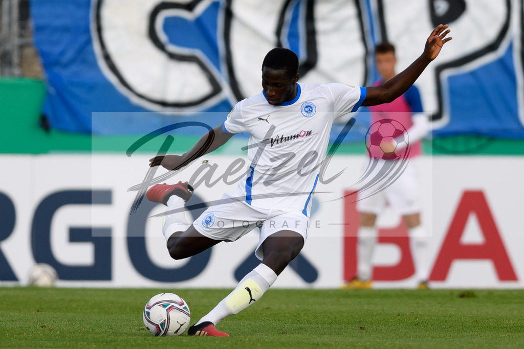 LOTKSC20210809_153 | Fussball, Herren: Komlan Fionouke (Sportfreunde Lotte) in Aktion, am Ball, Einzelaktion beim Spiel der 1. Runde im DFB-Pokal zwischen SF Lotte und Karlsruher SC im Stadion am Lotter Kreuz am 09.08.2021 in Lotte, Deutschland.DFB / DFL REGULATIONS PROHIBIT ANY USE OF PHOTOGRAPHS AS IMAGE SEQUENCES AND/OR QUASI-VIDEO. - Realisiert mit Pictrs.com