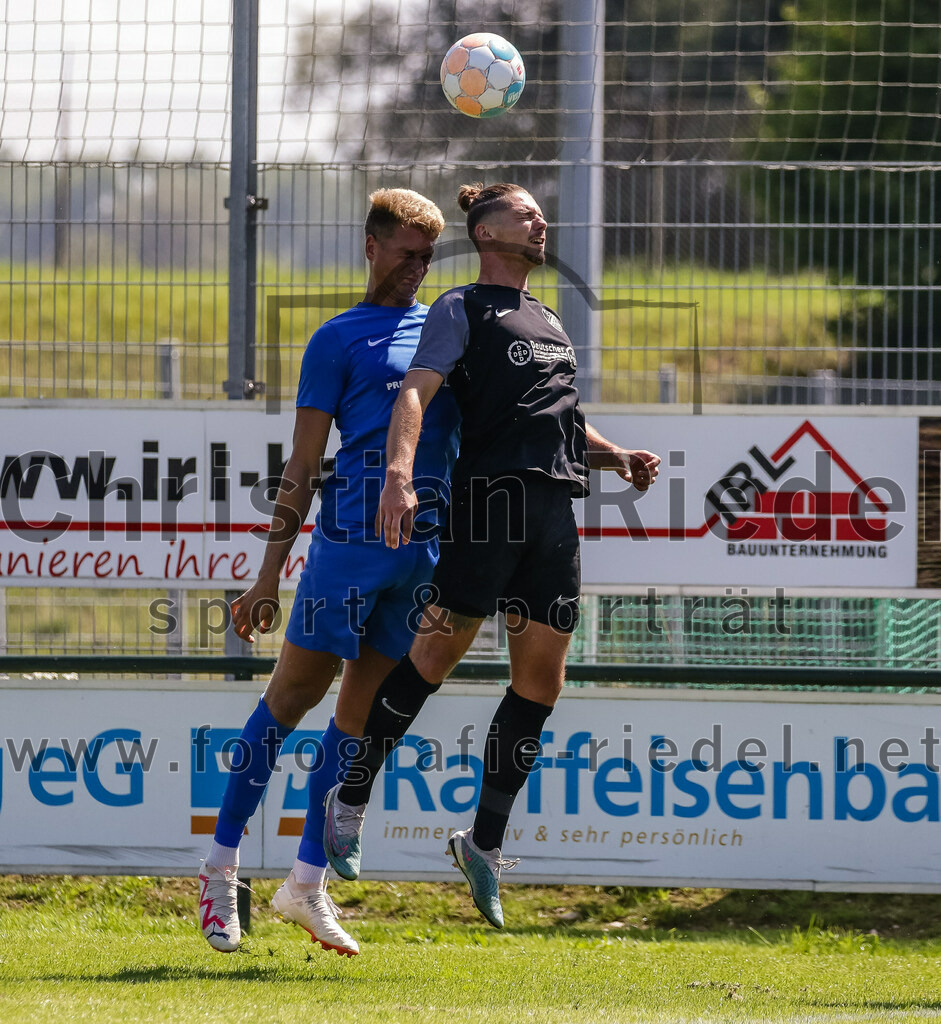 2023-08-12_042_FC_Langengeisling_gegen_ESV_Freilassing | Erding, Deutschland, 12.08.2023:
Fußball, Bezirksliga Oberbayern Ost 2023 / 2024, 4. Spieltag, FC Langengeisling gegen ESV Freilassing, Endergebnis: 2:1

Georg Wieser (ESV Freilassing, #4), Maximilian Birnbeck (FC Langengeisling, #27)

Foto: Christian Riedel / fotografie-riedel.net