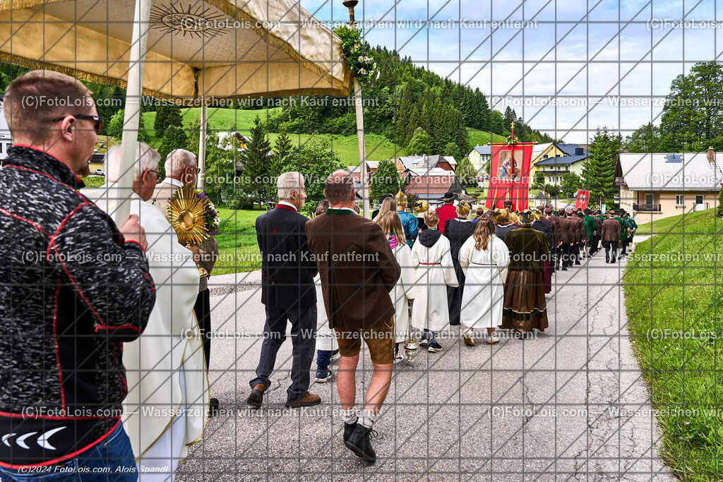 ALP7852_Fronleichnam_Lackenhof_Pfarrer Burmettler | (C)FotoLois.com, Alois Spandl. FRONLEICHNAM in Lackenhof mit Pfarrer Norbert Burmettler, Musikkapelle, Feuerwehr, Goldhaubengruppe und vielen LackenhoferInnen, Do 30. Mai 2024.