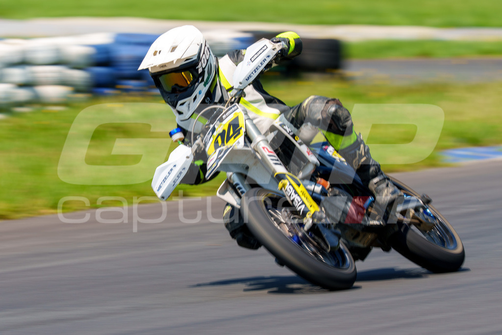 G-Cup + Supermoto Staatsmeisterschaft + Hungarian Supermoto Championship | GRIPcapture steht für authentische Sportfotografie in Österreich – für Momente, die mehr sind als Geschwindigkeit oder Ergebnis. Es geht um Emotion, Spannung, Fokus und den Augenblick, der oft nur einen Wimpernschlag dauert.Ob Motorsport, Teamsport oder 