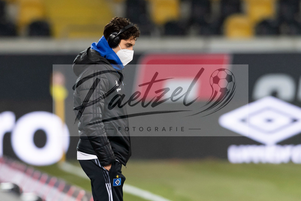 SGDHSV20220114_006 | Fussball, Herren: Ludovit Reis (Hamburger SV) schaut bei dem Spiel der 2. Bundesliga zwischen SG Dynamo Dresden und Hamburger SV im Rudolf-Harbig-Stadion am 14.01.2022 in Dresden, Deutschland.DFB / DFL REGULATIONS PROHIBIT ANY USE OF PHOTOGRAPHS AS IMAGE SEQUENCES AND/OR QUASI-VIDEO. - Realisiert mit Pictrs.com