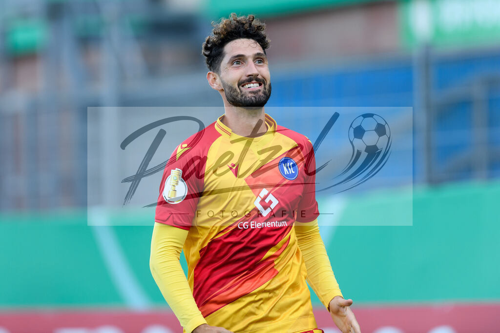 LOTKSC20210809_041 | Fussball, Herren: Fabio Kaufmann (Karlsruher SC) Torjubel, jubelt nach seinem Treffer zum 0:3 beim Spiel der 1. Runde im DFB-Pokal zwischen SF Lotte und Karlsruher SC im Stadion am Lotter Kreuz am 09.08.2021 in Lotte, Deutschland.DFB / DFL REGULATIONS PROHIBIT ANY USE OF PHOTOGRAPHS AS IMAGE SEQUENCES AND/OR QUASI-VIDEO. - Realisiert mit Pictrs.com