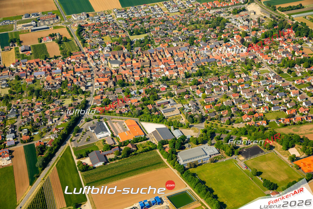Das Luftbild zeigt  Bergtheim - Die Luftaufnahme wurde 2023 vom UL-Flugzeug aus erstellt ( keine Drohne ) - Hochauflösende Luftaufnahme - Für grossformatige Ausdrucke geeignet. Die Geschenkidee !Mit Lizenz und Bildrechte bestellbar