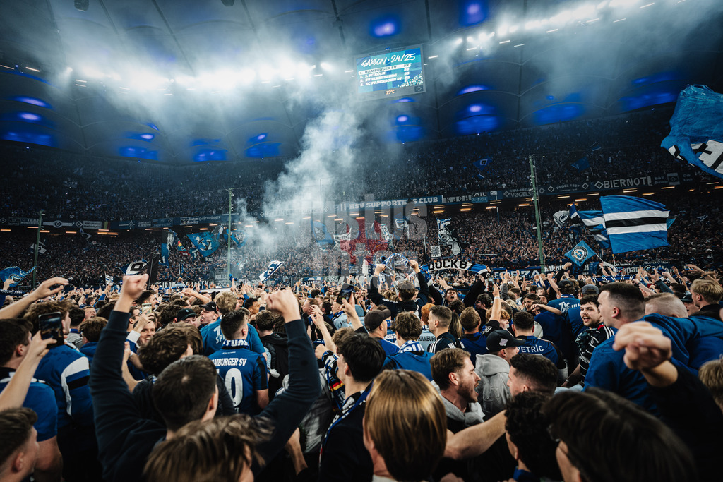 Fußball | Männer | Saison 2024/2025 | 2. Fußball-Bundesliga | 33. Spieltag | Hamburger SV vs. SSV Ulm 1846 | 10.05.2025 | Fans feiern den Aufstieg auf dem Feld