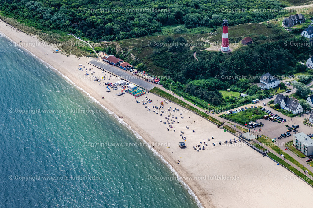 Sylt_Hörnum_Strand_Leuchtturm_ELS_4080130625 | HöRNUM (SYLT) 13.08.2025 Strand- Restaurant mit Freiluft- Terrasse und Freizeitanlagen in Hörnum (Sylt) im Bundesland Schleswig-Holstein, Deutschland. Nördlich vom Restaurant " Südkap " bietet das " Sylter Freizeit Team " Trampolin und " Pit-Pat Anlage " - die auch als " Hindernis - Billard " bekannt ist. // Beach restaurant and leisure facilities in Hoernum (Sylt) in the state Schleswig-Holstein, Germany. Foto: Martin Elsen