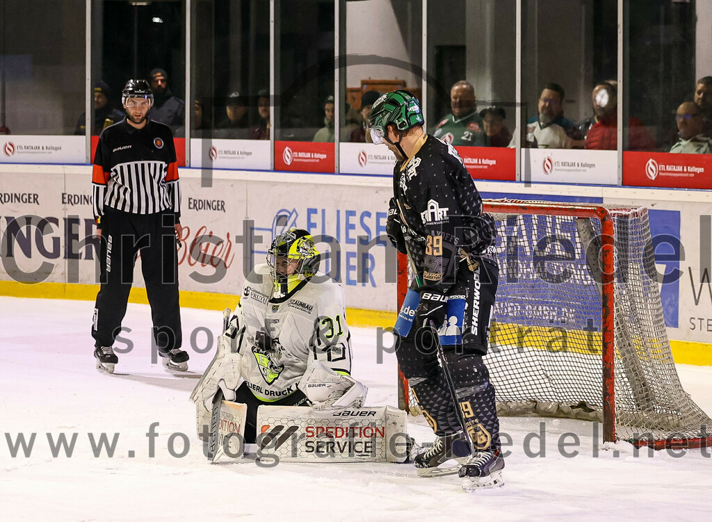 2024-02-23_112_TSV_Erding_gegen_ERSC_Amberg | Erding, Deutschland, 23.02.2024:
Eishockey, Bayernliga Playoffs 2023 / 2024, 3. Spieltag, TSV Erding gegen ERSC Amberg, Endergebnis: 2:3 n. V.

Thomas Plihal (Erding Gladiators, #39), Torwart Timon Bätge (ERSC Amberg, #31)

Foto: Christian Riedel / fotografie-riedel.net