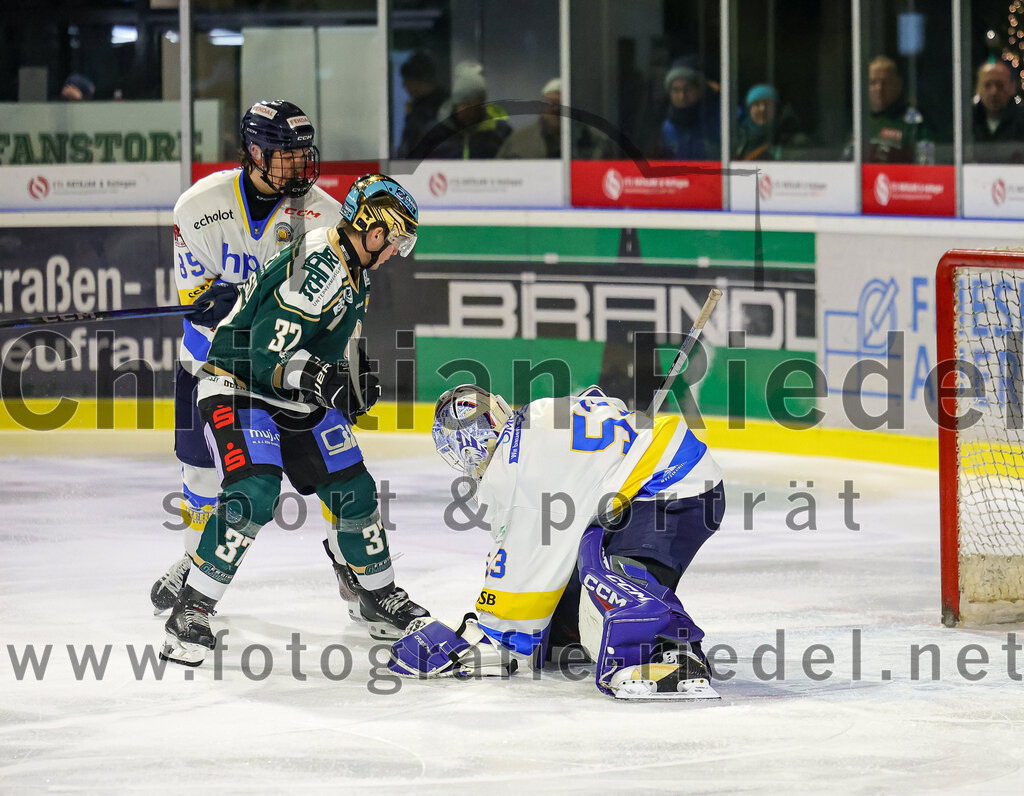 2025-12-05_112_TSV_Erding_gegen_Stuttgart_Rebels | Erding, Deutschland, 05.12.2025:Eishockey, Oberliga Süd 2025 / 2026, 23. Spieltag, TSV Erding gegen Stuttgart Rebels, Endergebnis: 5:6Jannik Dornberger (Stuttgart Rebels, #85), Thomas Matheson (Erding Gladiators, #37), Kimi Saffran (Stuttgart Rebels, #53)Foto: Christian Riedel / fotografie-riedel.net
