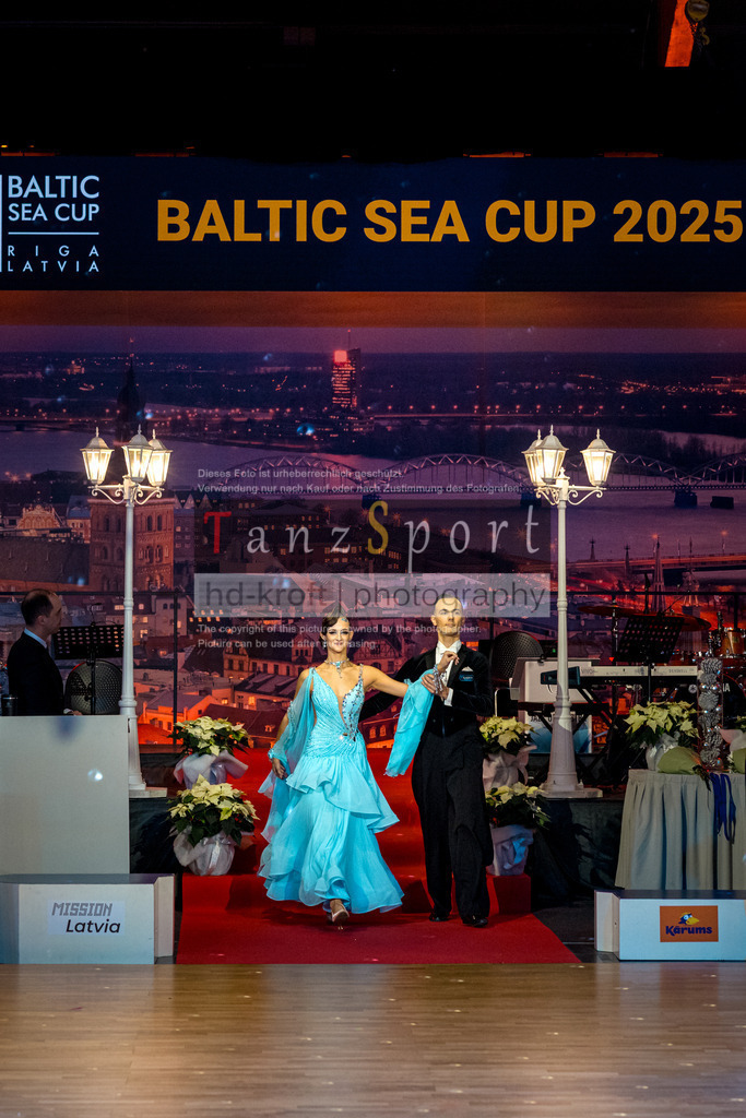 20251212_WDSF_World_Ch_Cup_RS-Std_1454-2 | Tanzsportbilder, Standardtanz, Lateintanz, WDSF, DTV, LTVB, dancecomp, goc, hessen tanzt, blaues band der spree, walzer, tango, wiener walzer, slowfox, quickstepp, samba, rumba, cha-cha-cha, paso doble. jive, hd-kroft photography, turniertanzsport