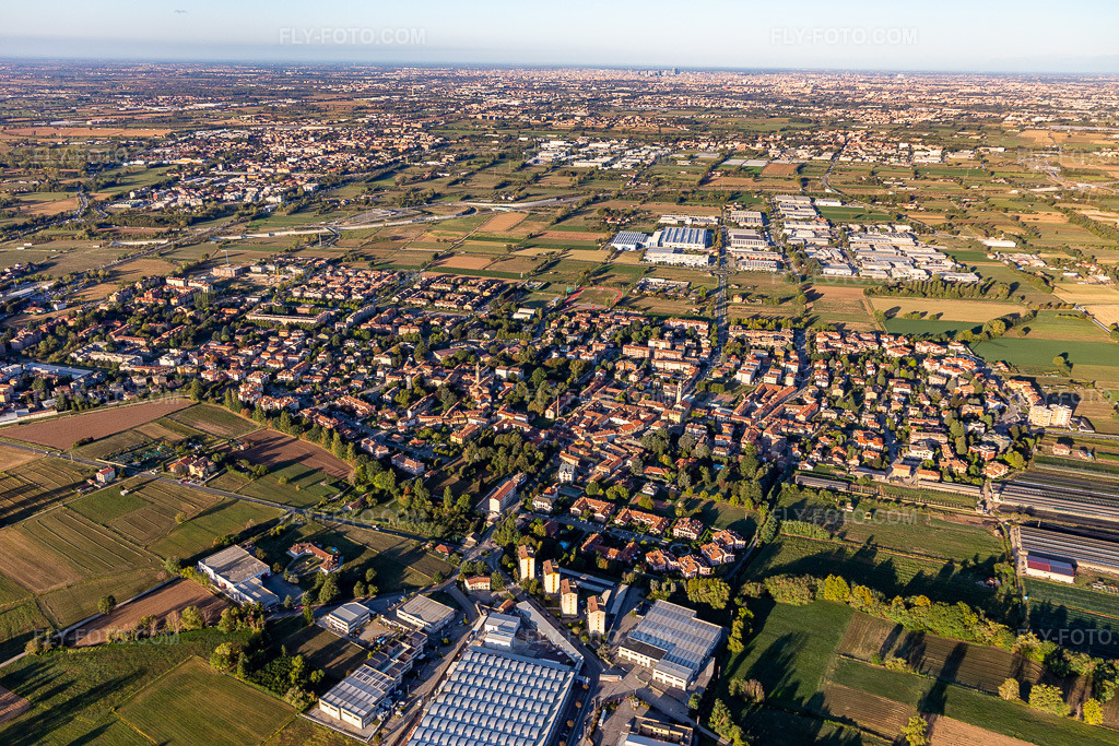 Aerial view: View of the town in Gessate in the state Lombardy, Italy. – Photo: IMG_134514.jpg taken on 09/19/2022 by Werner Riehm/FLY-FOTO.com – Resolution of the original: 5472 x 3648 px