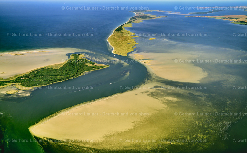 3638088 | INSEL HIDDENSEE 25.08.2016 Sandbank- Landfläche entlang der Fahrrinne zwischen der Insel Hiddensee und der Halbinsel Bock an der Ostseeküste im Bundesland Mecklenburg-Vorpommern, Deutschland. // Sandbank land area along the fairway between the island of Hiddensee and the peninsula of Bock on the Baltic Sea coast in the state of Mecklenburg - Western Pomerania, Germany. Foto: Gerhard Launer