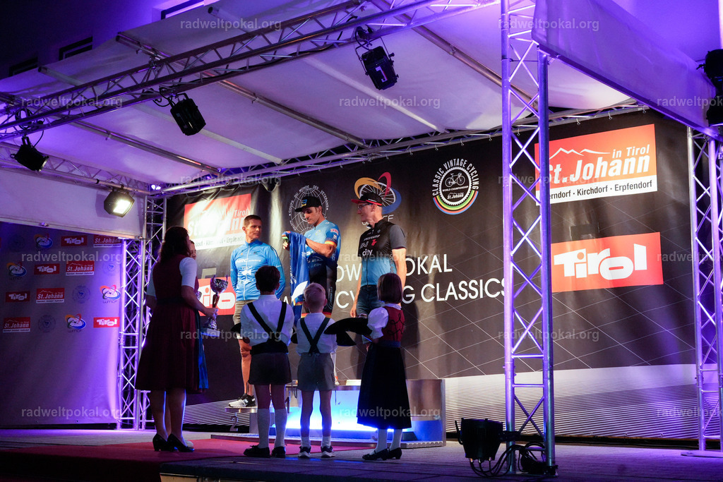 1345_20230817_Bewerb_Maenner_Muehlanger | AUT - OESTERREICH, 2023-08-16: SPORT RENNRAD-FAHREN - 55. INTERNATIONALER RADWELTPOKAL IN ST. JOHANN IN TIROL  - Vintage-Radrennen mit WM-Bronze-Medaillen-Siegerin Christina Schweinberger, den Teilnehmer und Alexander Baumann (vom Orginastions-Team) - TAG 2 BEWERB MAENNER IN SECHS GRUPPEN  ; Foto: Roland Muehlanger