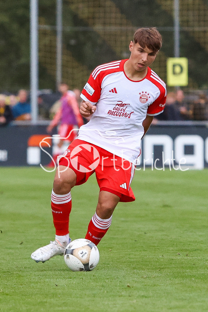 DJK Vilzing - FC Bayern Amateure | Matteo PEREZ VINLOEF (FCB #3) am Ball / Freisteller / Einzelfoto