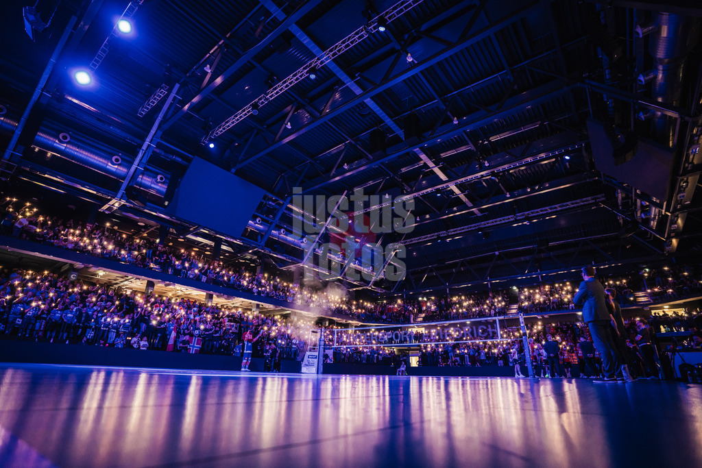 Volleyball | Herren | Saison 2024/2025 | 1. Volleyball Bundesliga Männer | Finale | SVG Lüneburg vs. BERLIN RECYCLING Volleys | 01.05.2025 | Lichtershow in der ausverkauften LKH Arena zum Einlauf