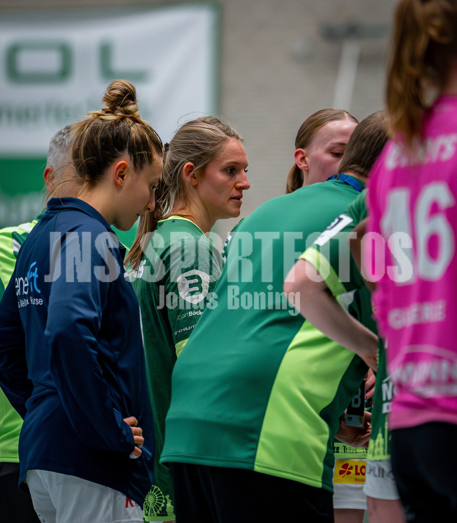 Handball I Frauen I Saison 2025-2026 I 3. Liga Staffel Nord I 10. Spieltag I SC SFN Vechta - HSG Blomberg-Lippe II I 0272 | Svenja Ruhöfer (10, SC SFN Vechta) voller Fokus im Timeout - Realisiert mit Pictrs.com