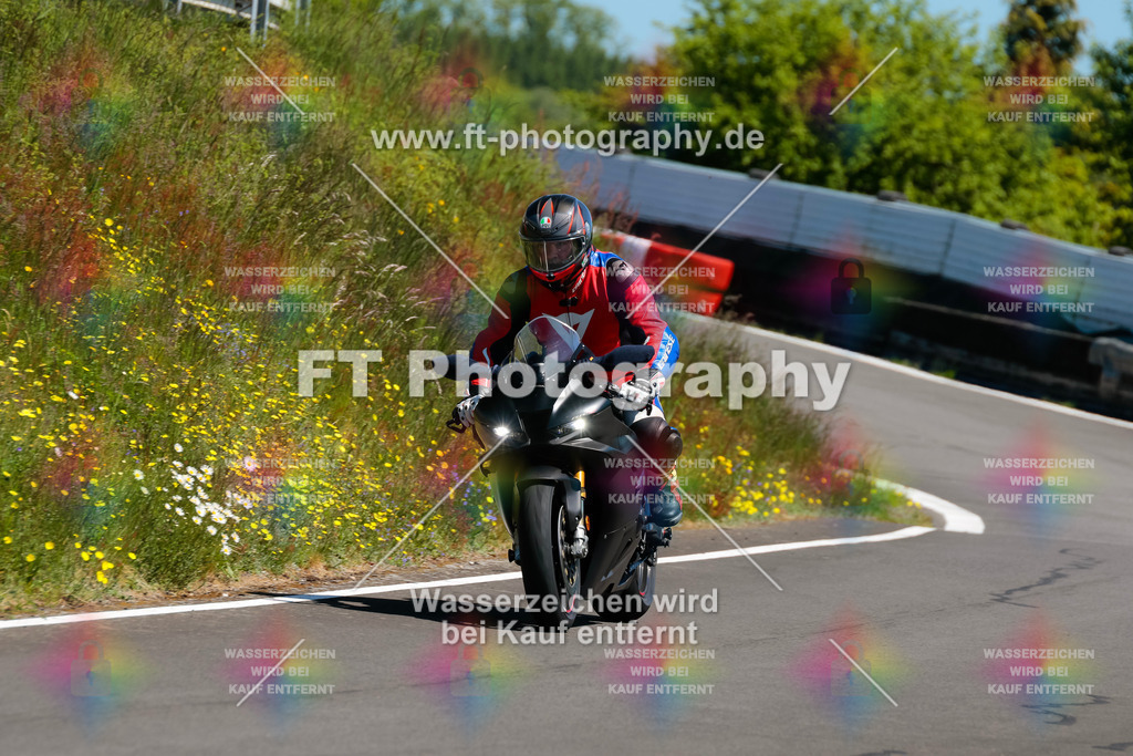 Moto-TeamOBK-22233 | Hier findet Ihr Bilder von Touristenfahrten auf der Nürburgring Nordschleife oder von anderen Veranstaltungen die ich besucht habe. Viel Spass beim Durch Schauen 