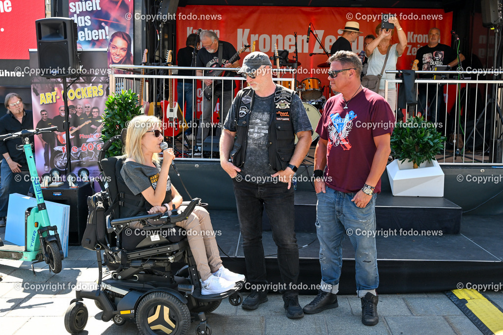 Linz_ Harley Davidson Charity_ 15.08.2023-27 | 15.08.2023, Linz, AUT, Harley Davidson Charity 2023 Hauptplatz Linz, im Bild Harley Davidson Charity, eine Spendenempfaengerin, Moderator, Didi Baier (Praesident Harley Davidson)