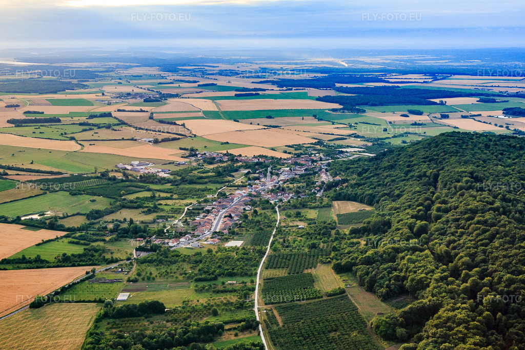 Vue aérienne: Vue de la ville depuis l'ouest à Lagney dans le département Meurthe et Moselle, France – .Photo: IMG_083445.jpg prise le 13/07/2015 par Werner Riehm/FLY-FOTO.eu – Résolution de l'original: 5113 x 3408 px