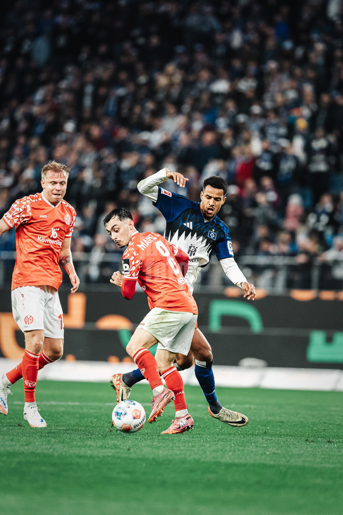 Fußball | Männer | Saison 2025/2026 | 1. Fußball-Bundesliga | 6. Spieltag | Hamburger SV vs. 1. FSV Mainz 05 | 05.10.2025 | Robert Glatzel (#9, HSV) rechts sucht einen Weg vorbei an Paul Nebel (#8, 1. FSV Mainz 05) links
