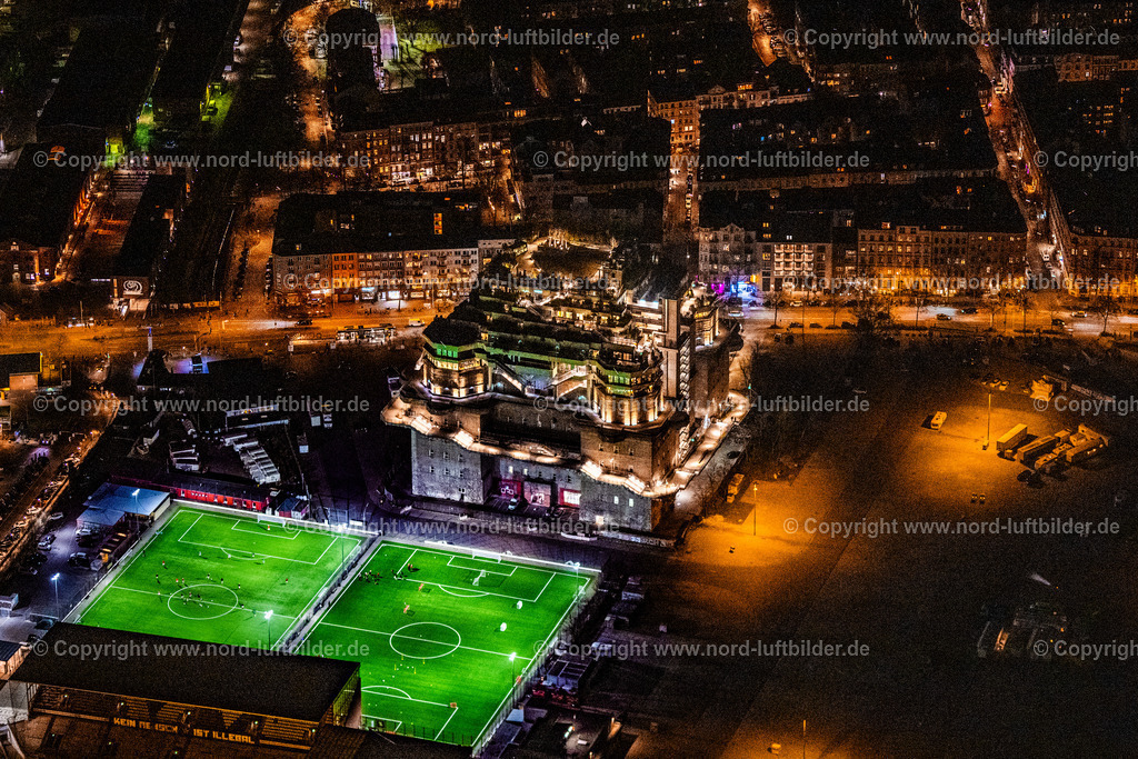 Hamburg_Heiligengestfeld_Bunker_Nachtaufnahme_ELS_6453060325 | HAMBURG 06.03.2025 Nacht- Lichter und Beleuchtung Bunker- Gebäudekomplex " Medienbunker " an der Feldstraße im Ortsteil Sankt Pauli in Hamburg, Deutschland. Weiterführende Informationen bei: EHP Erste Hanseatische Projektmanagement GmbH,  Hilldegarden e.V.,  Holsteiner Kabel- und Leitungsbau Willi Pohl GmbH & Co. KG,  Ingenieurbau George Bähr GmbH,  PERI GmbH,  RIMC Bunker Hamburg Hotelbetriebsgesellschaft mbH & Co.,  Veranstaltungs GbR Wolters/Jähnichen. // Night lighting bunker building complex "Medienbunker" on Feldstrasse in the Sankt Pauli district of Hamburg, Germany. Further information at: EHP Erste Hanseatische Projektmanagement GmbH,  Hilldegarden e.V.,  Holsteiner Kabel- und Leitungsbau Willi Pohl GmbH & Co. KG,  Ingenieurbau George Baehr GmbH,  PERI GmbH,  RIMC Bunker Hamburg Hotelbetriebsgesellschaft mbH & Co.,  Veranstaltungs GbR Wolters/Jaehnichen. Foto: Martin Elsen