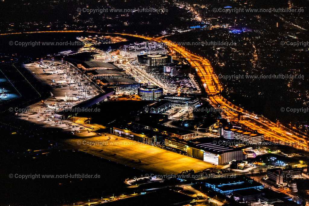 Hamburg_Fuhlsbüttel_Flughafen_Terminal_Nachtaufnahme_ELS_7717060325 | HAMBURG 06.03.2025 Nacht- Lichter und Beleuchtung Abfertigungs- Gebäude und Terminals auf dem Gelände des Flughafen " Hamburg Airport Helmut Schmidt "(ICAO-Code EDDH)im Ortsteil Fuhlsbüttel in Hamburg, Deutschland. Weiterführende Informationen bei: Drees & Sommer SE,  Flughafen Hamburg GmbH,  IDEA Architekten GbR,  Weber Poll Ingenieurbüro für Bauwesen GbR,  gmp International GmbH. // Night lighting dispatch building and terminals on the premises of the airport " Hamburg Airport Helmut Schmidt "(ICAO-Code EDDH) in the district Fuhlsbuettel in Hamburg, Germany. Further information at: Drees & Sommer SE,  Flughafen Hamburg GmbH,  IDEA Architekten GbR,  Weber Poll Ingenieurbuero fuer Bauwesen GbR,  gmp International GmbH. Foto: Martin Elsen
