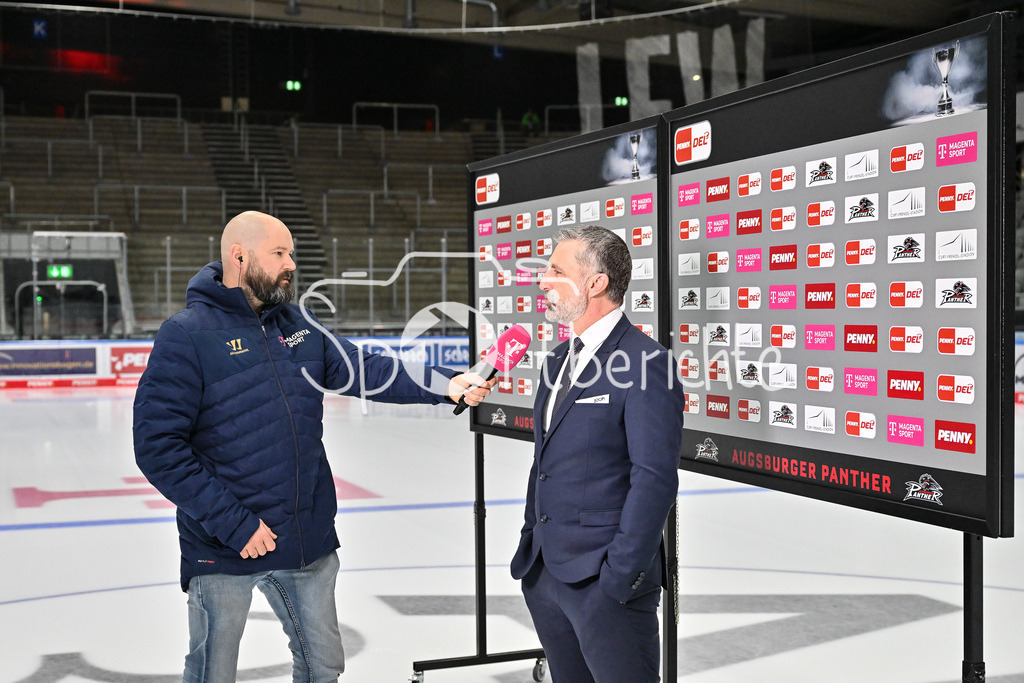 Augsburger Panther - ERC Ingolstadt | Beim Interview von Magentasport vor der Partie Mark FRENCH Headcoach des ERC Ingolstadt / Freisteller / Einzelfoto / DEL: Augsburger Panther - ERC Ingolstadt, Curt Frenzel Stadion am 26.01.2025 / MagentaSport Moderator Christoph FETZER
