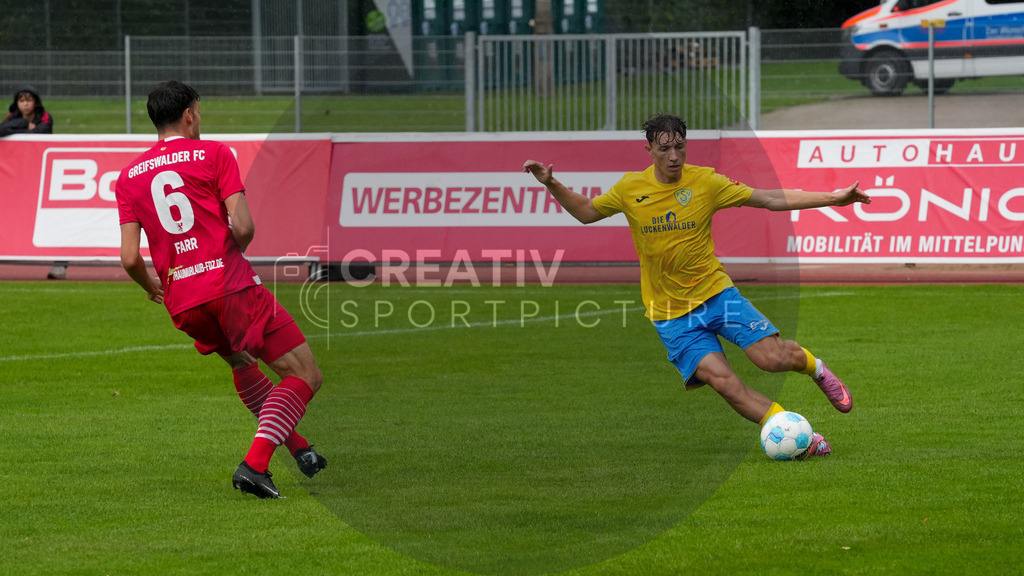Fußball, Herren, Saison 2025/2026, Regionalliga Nordost, 9. Spieltag, Greifswalder FC vs. FSV 63 Luckenwalde, Sonntag 21.09.2025, Volksstadion Greifswald, | Fußball, Herren, Saison 2025/2026, Regionalliga Nordost, 9. Spieltag, Greifswalder FC vs. FSV 63 Luckenwalde, Sonntag 21.09.2025, Volksstadion Greifswald, Im Bild: Jannis Farr (l. Greifswald) und Len Neumann (r. Luckenwalde) - Realisiert mit Pictrs.com