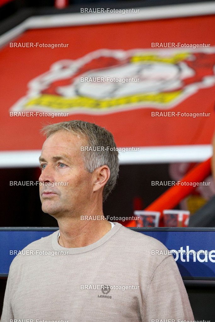 Bayer 04 Leverkusen vs Eintracht Frankfurt - Bundesliga  | Leverkusen, Deutschland, 12.09.25:   Trainer Kasper Hjulmand (Bayer 04 Leverkusen) schaut waehrend des Spiels der Bundesliga zwischen  Bayer 04 Leverkusen vs Eintracht Frankfurt in der BayArena(Foto von Brauer-Fotoagentur / Adrian Schlueter)