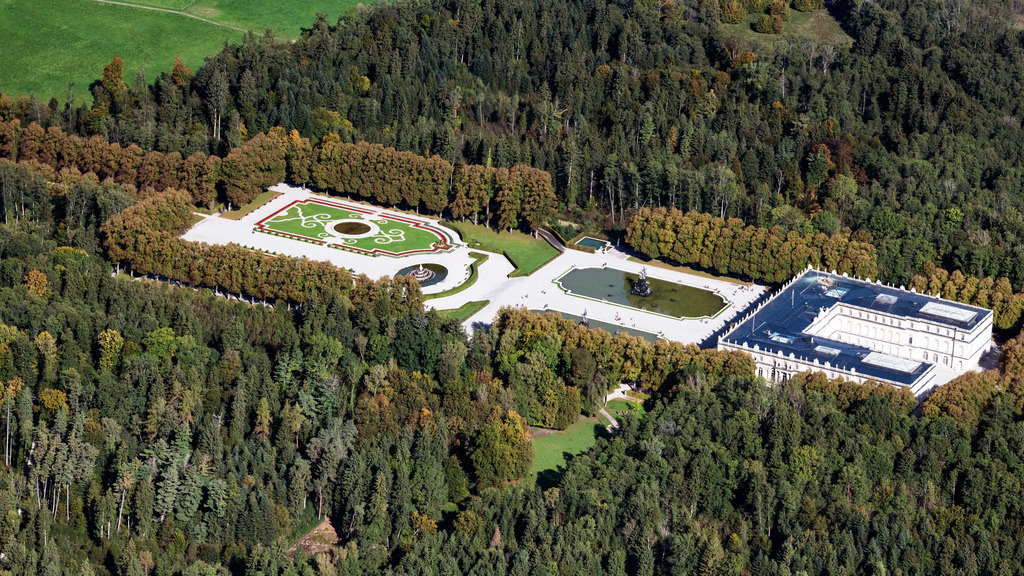 dr__0092519.jpg | CHIEMSEE 01.10.2021 Gebäudekomplex im Schlosspark von Schloss Herrenchiemsee auf der Herreninsel (frühere Bezeichnung Herrenwörth) im Chiemsee im Bundesland Bayern. // Building complex in the park of the castle Herrenchiemsee in Chiemsee in the state Bavaria. Foto: Daniel Reiter
