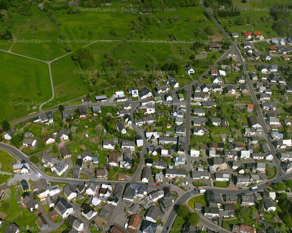 2610060 | BREITSCHEID 09.06.2006 Wohngebiet einer Einfamilienhaus- Siedlung  in Breitscheid im Bundesland Hessen, Deutschland // Single-family residential area of settlement  in Breitscheid in the state Hesse, Germany Foto: Gerhard Launer