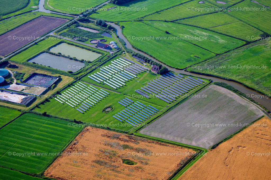 Pellworm_Solaranlage_ELS_0490130825 | PELLWORM 13.08.2025 Solarkraftwerk und Photovoltaik- Anlagen auf einem Feld in Pellworm Nordfriesland im Bundesland Schleswig-Holstein, Deutschland. // Solar power plant and photovoltaic systems on a field in Pellworm North Friesland in the state Schleswig-Holstein, Germany. Foto: Martin Elsen