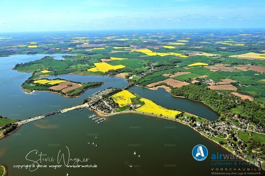 Luftbild Ostseefjord Schlei, Boren-Lindaunis Schleibrücke, Campingplatz Lindaunis, Sportboothafen Lindaunis | Schleibrücke Lindaunis - Der Neubau der Brücke, der als kombinierte Eisenbahn-Straße-Klappbrücke ausgeführt werden soll, ist seit September 2020 im Gange. Die Bauarbeiten wurden mehrfach verschoben, zunächst auf Ende 2023, dann auf Ende 2025 und im März 2025 wurde eine Fertigstellung im Jahr 2027 für möglich gehalten.