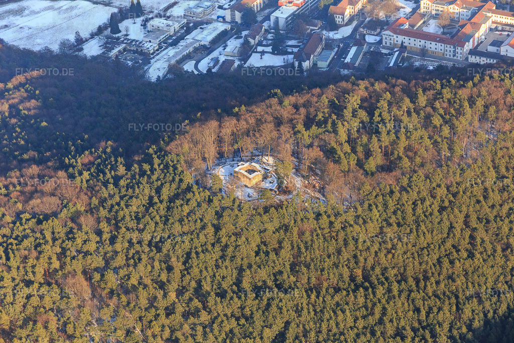 Ruine Waldschlössel über der Landesklinik Landeck im Winter bei wenig Schnee https://wkpd.one/khFuXc | Luftbild: Ruine Waldschlössel über der Landesklinik Landeck im Winter bei wenig Schnee https://wkpd.one/khFuXc in Klingenmünster im Bundesland Rheinland-Pfalz in Deutschland. Foto: IMG_096437.jpg vom 22.01.2017 durch Werner Riehm/FLY-FOTO.de - Realisiert mit Pictrs.com
