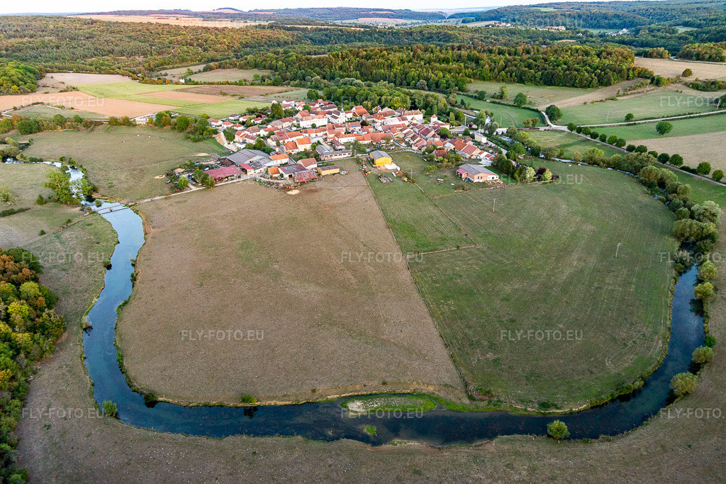 Vue aérienne: Boucle dans le cours de la Meuse autour du village Autigny-la-Tour à Autigny-la-Tour dans le département Vosges, France. Photo: IMG_118394.jpg prise le 15/09/2019 par Werner Riehm/FLY-FOTO.eu – Résolution de l'original: 5472 x 3648 px