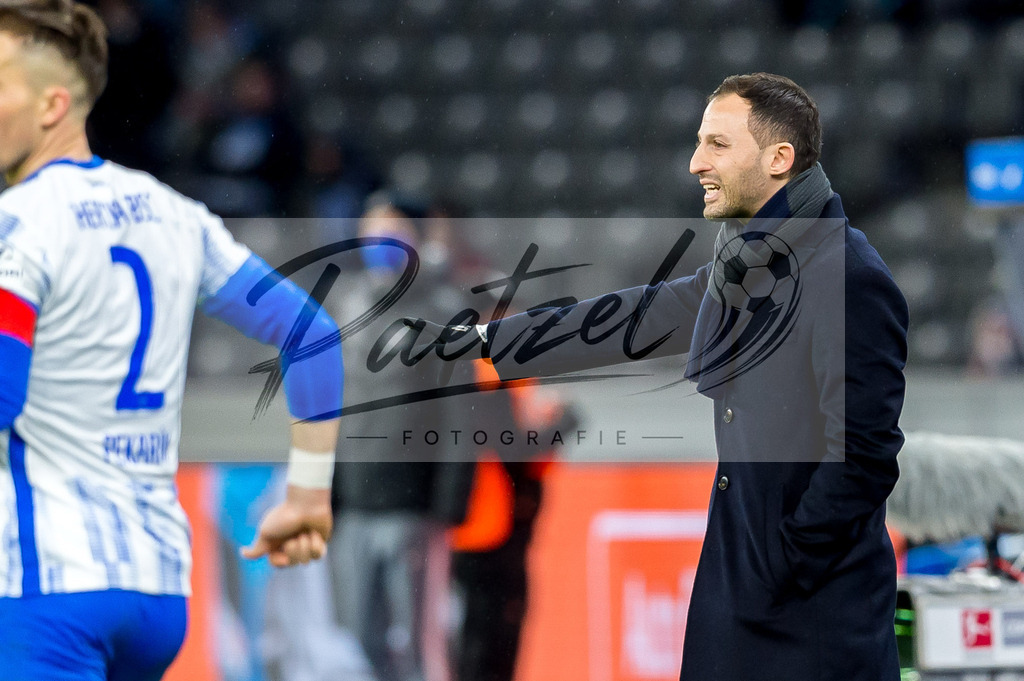 BSCRBL20220220_093 | Fussball, Herren: Trainer Domenico Tedesco (RB Leipzig) gestikuliert, Gestik bei dem Spiel der 1. Bundesliga zwischen Hertha BSC und RB Leipzig im Olypiastadion am 20.02.2022 in Berlin, Deutschland.DFB / DFL REGULATIONS PROHIBIT ANY USE OF PHOTOGRAPHS AS IMAGE SEQUENCES AND/OR QUASI-VIDEO. - Realisiert mit Pictrs.com