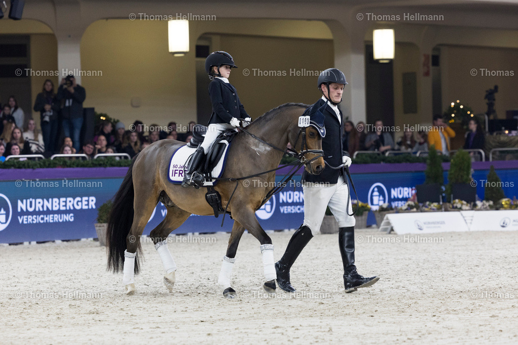 TH_103-MOELLER Shanea Cassia (GER)_ Chicago jr._14050 | 103MOELLER Shanea Cassia (GER), Chicago jr. beim Festhallen Reitturnier Frankfurt 2023 am 16.12.23 in Frankfurt, Festhalle