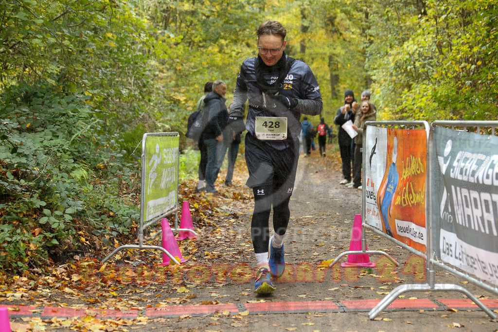 251026_1341_EX1_3850 | Sportfotografie im Rhein-Sieg Kreis, Köln, Bonn, NRW, Rheinland Pfalz, Hessen, etc. Unser Tätigkeitsfeld umfasst den Laufsport vom Volkslauf über den Marathon, Duathlon, Triathon bis zum Ultralauf wie Kölnpfad Ultra oder Schindertrail.