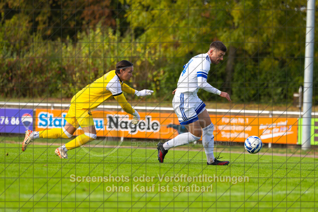 20261010_155909_0442_(c)_by_PhotoPeet | Dominik Cseri (1.FC Eislingen #24) beim 2:01.FC Eislingen (weiß) vs. TSV Bernhausen (lila), Fussball, Landesliga 2 - wfv, 11. Spieltag, Saison 2026/2027, Rasenplatz, Eichbachstation, Haldenstraße, 73054 Eislingen, 10.10.2026 - 15:30 Uhr,Foto: PhotoPeet / Sport- &amp; Eventfotografie / Peter Harich
