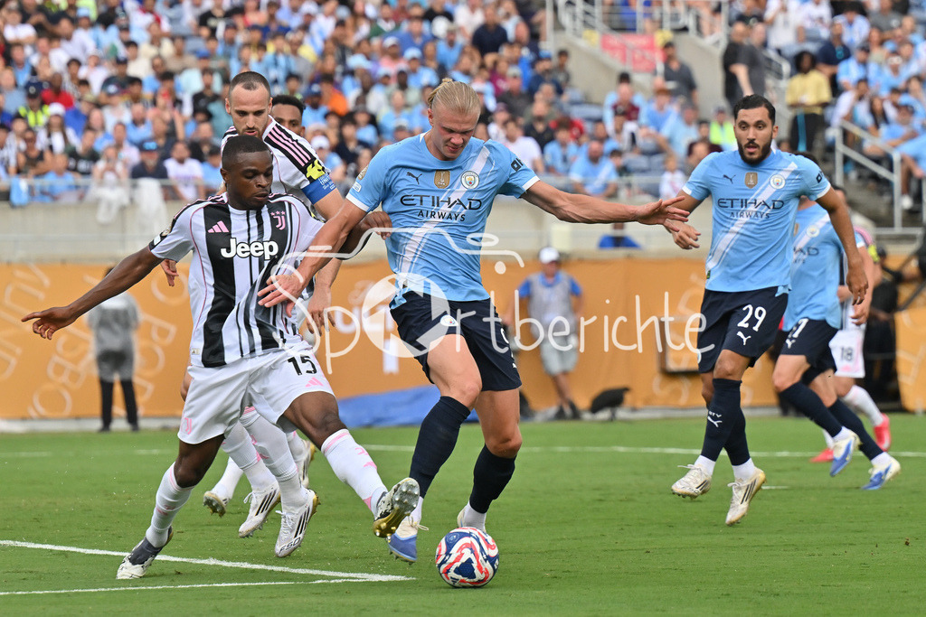 Juventus Turin - Manchester City | im Duell Pierre KALULU (Juvuentus Turin 15) und Erling HAALAND (Manchester City 9) / Zweikampf / FIFA Club World Cup: Juventus Turin - Manchester City, Camping World Stadium am 26.06.2025 / NOT FOR SALE IN USA