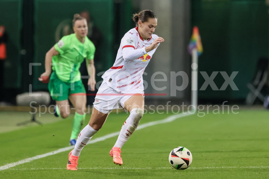 Fussball, Google Pixel Frauen-Bundesliga, VfL Wolfsburg - RB Leipzig | v.li.: Giovanna Hoffmann (RB Leipzig, 7) am Ball, Einzelbild, Ganzkörper, Aktion, Action, Spielszene, DIE DFB-RICHTLINIEN UNTERSAGEN JEGLICHE NUTZUNG VON FOTOS ALS SEQUENZBILDER UND/ODER VIDEOÄHNLICHE FOTOSTRECKEN. DFB REGULATIONS PROHIBIT ANY USE OF PHOTOGRAPHS AS IMAGE SEQUENCES AND/OR QUASI-VIDEO.
