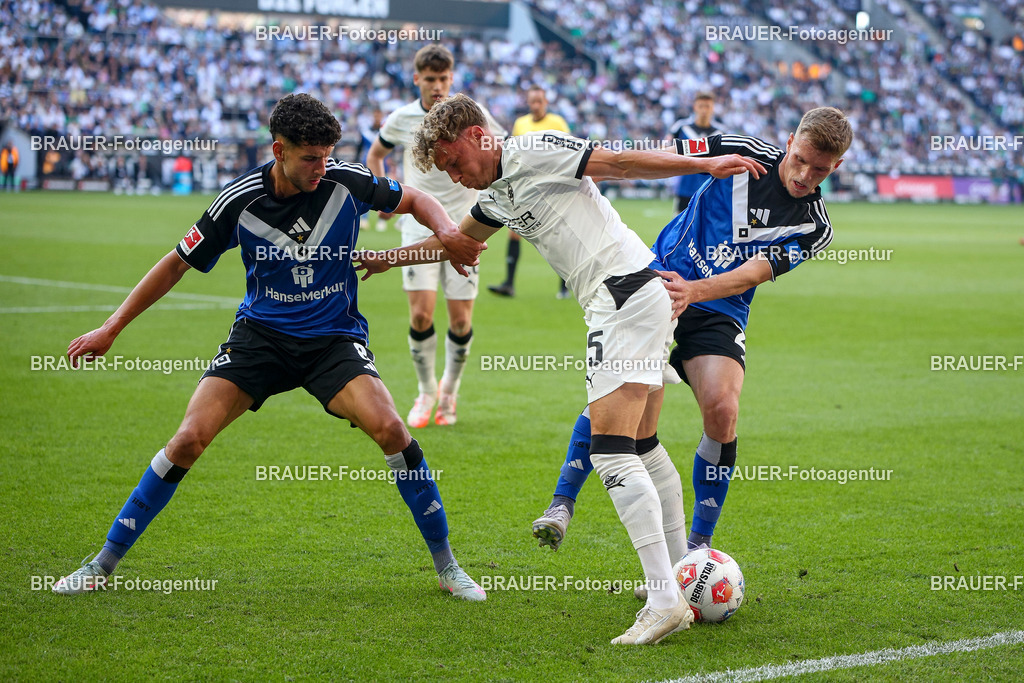 Borussia Mönchengladbach vs Hamburger SV - Bundesliga  | Mönchengladbach, Deutschland, 24.08.25:   Daniel Elfadli (Hamburger SV), Robin Hack (Borussia Mönchengladbach) und Emir Sahiti (Hamburger SV) im Kampf um den Ball waehrend des Spiels der Bundesliga zwischen Borussia Mönchengladbach vs Hamburger SV im Stadion im Borussia Park(Foto von Brauer-Fotoagentur / Adrian Schlueter)