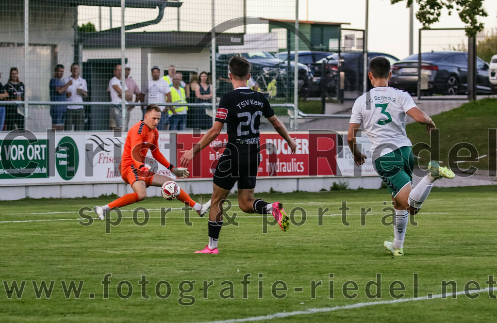 2023-08-18_047_FC_Schwaig_gegen_TSV_Kastl | Oberding, Deutschland, 18.08.2023:
Fußball, Landesliga Südost 2023 / 2024, 7. Spieltag, FC Schwaig gegen TSV Kastl, Endergebnis: 2:2

Torschuss zum 0:1 durch Sebastian Spinner (TSV Kastl, #10)
Torwart Franz Hornof (FC Schwaig, #1), Samuel Zwislsperger (TSV Kastl, #20), Roman Mavdryk (FC Schwaig, #3)

Foto: Christian Riedel / fotografie-riedel.net