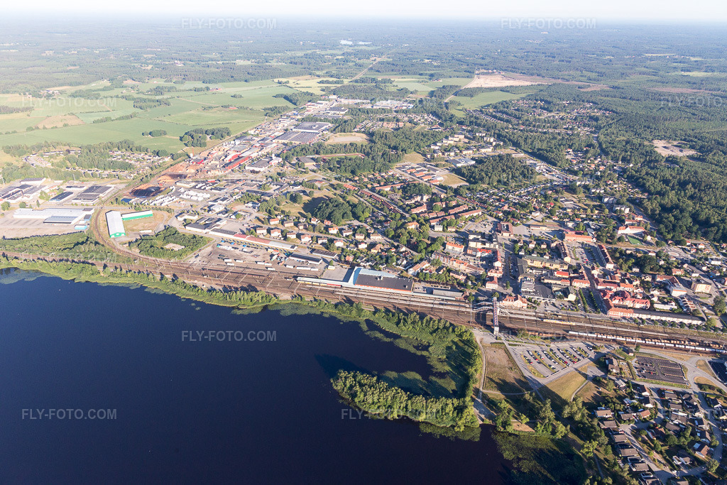 Aerial view: View of the town in Aringsås in the state Kronoberg, Sweden. – Photo: IMG_108109.jpg taken on 06/28/2018 by Werner Riehm/FLY-FOTO.com – Resolution of the original: 5472 x 3648 px