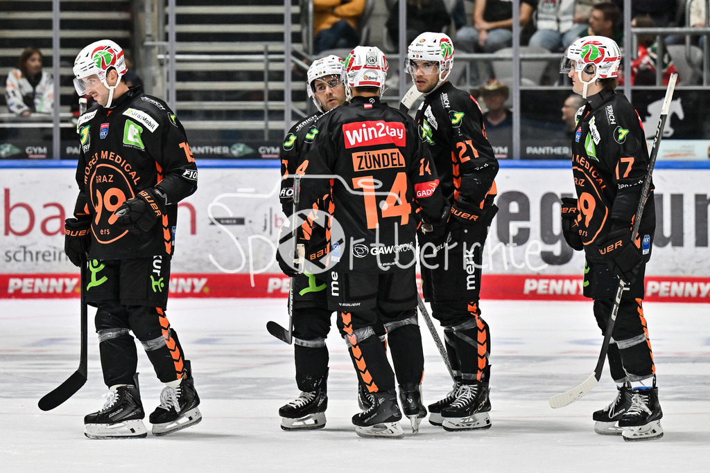 Augsburger Panther - Moser Medical Graz99ers | Jubel der Grazer nach dem Treffer zum 1-2 durch Kilian ZÜNDEL (Graz99ers 14) / Tor / Torschuetze / Freude / Happy / Testspiel: Augsburger Panther - Moser Medical Graz99ers; Curt Frenzel Stadion am 31.08.2025